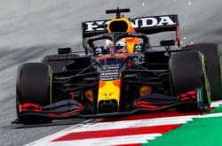 开云体育官网-梅赛德斯鏖战迈凯伦，拉塞尔扛起全队