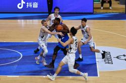 开云体育在线-职业篮球比赛中的精彩进攻回放
