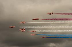 开云体育APP下载-围场旧秩序崩塌夜，威廉姆斯超车风暴横扫法拉利，勒克莱尔孤勇扛起跃马残阵