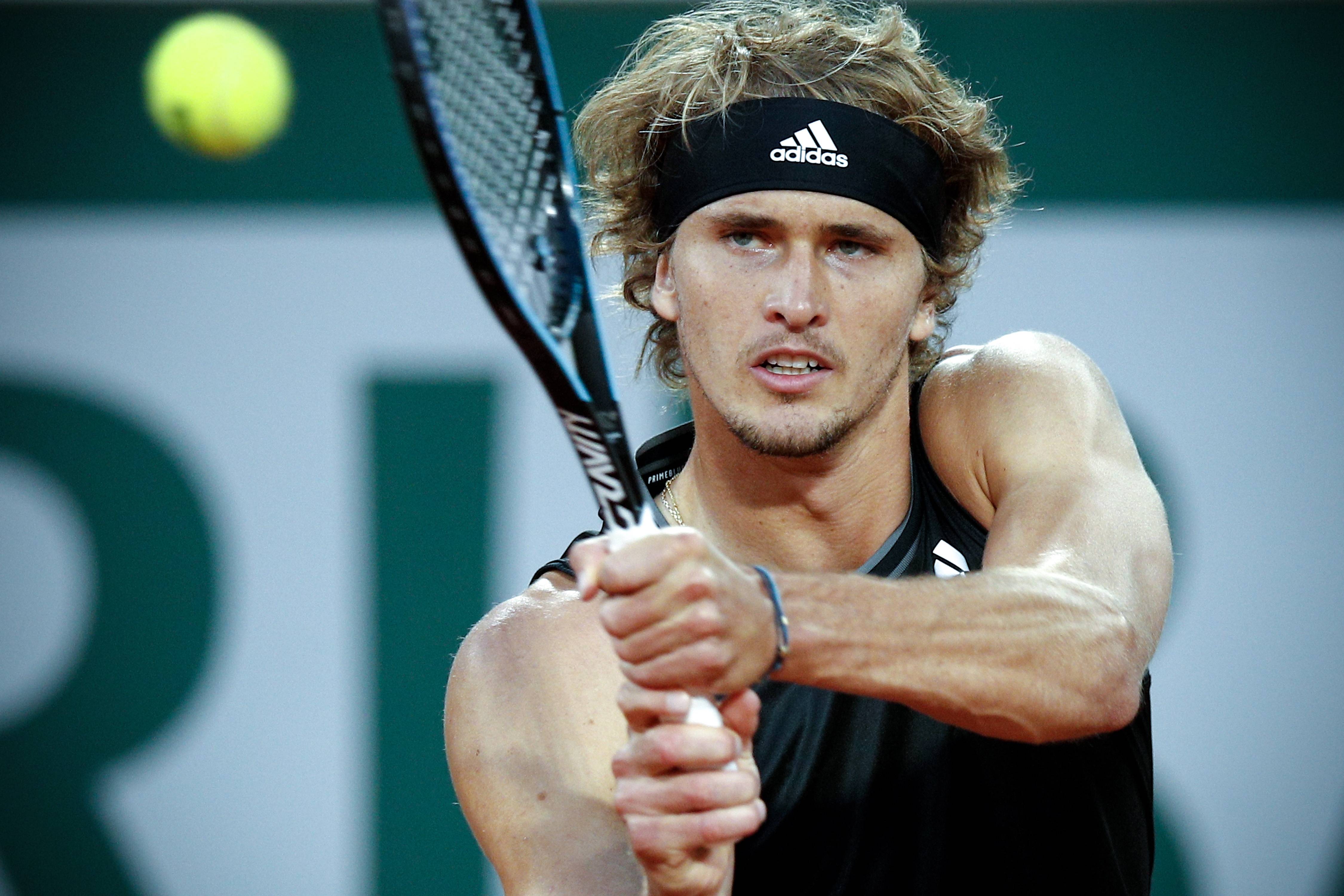 关于意大利网球队逆转法国网球队，兹维列夫完成帽子戏法的信息