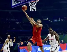 中国男篮险胜篮网，福克斯关键制胜