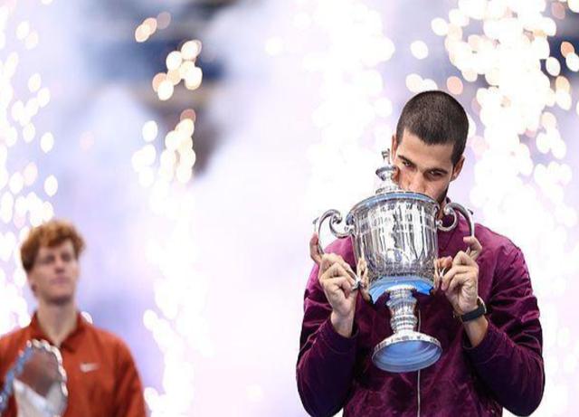 英国网球队鏖战意大利网球队，阿尔卡拉斯统治全场