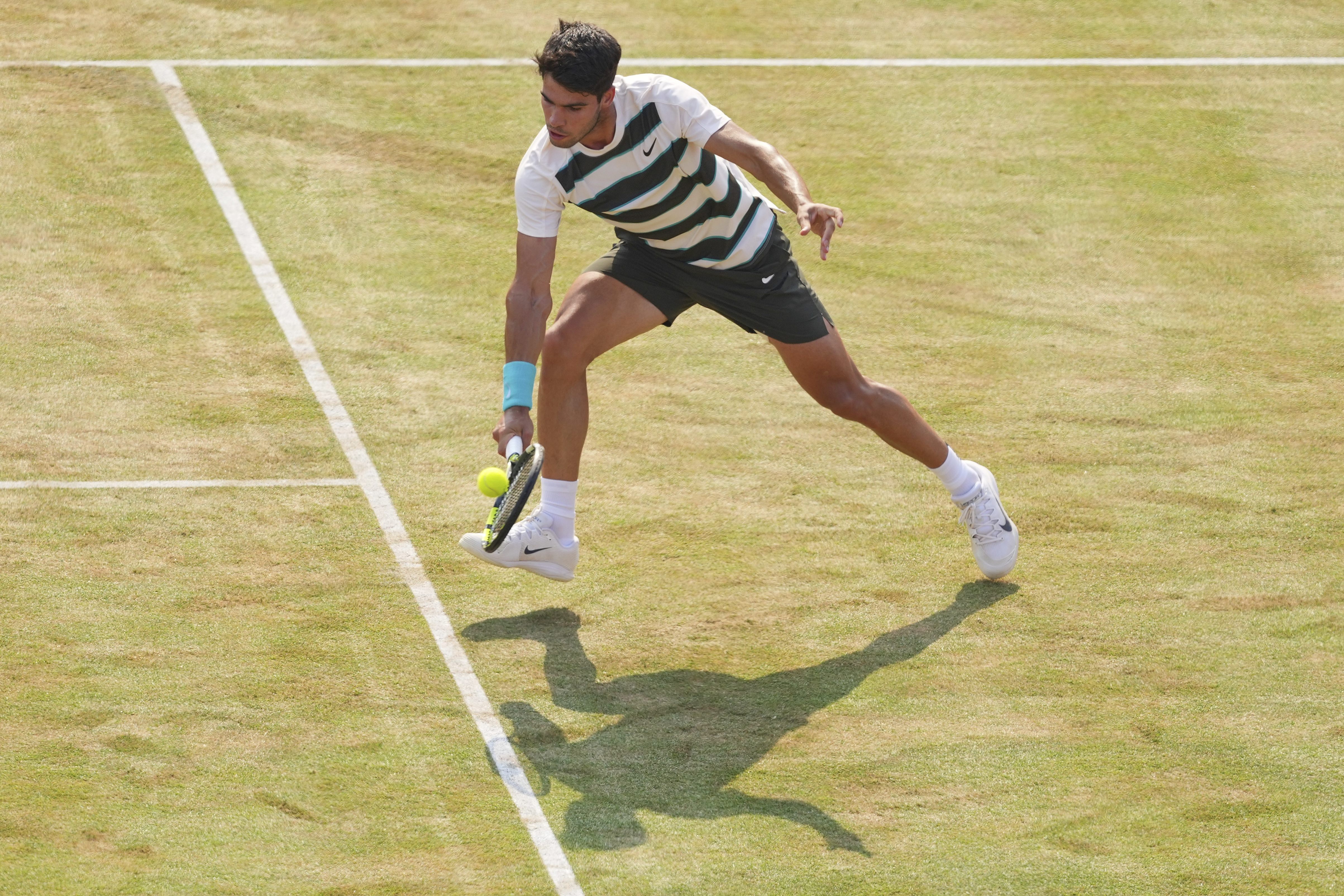 英国网球队鏖战意大利网球队，阿尔卡拉斯统治全场