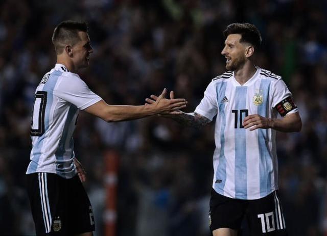 关于意大利完胜塞维利亚，阿奎罗完成帽子戏法的信息