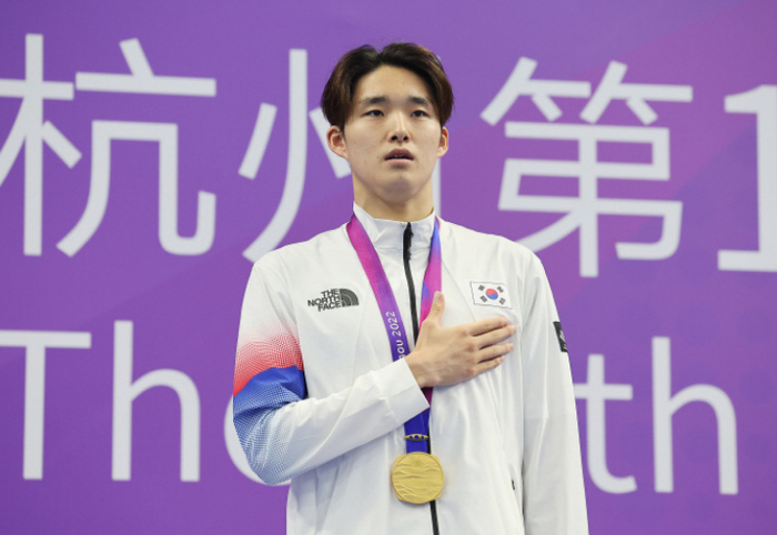 包含终极之夜！游泳冠军悬念即将揭晓的词条