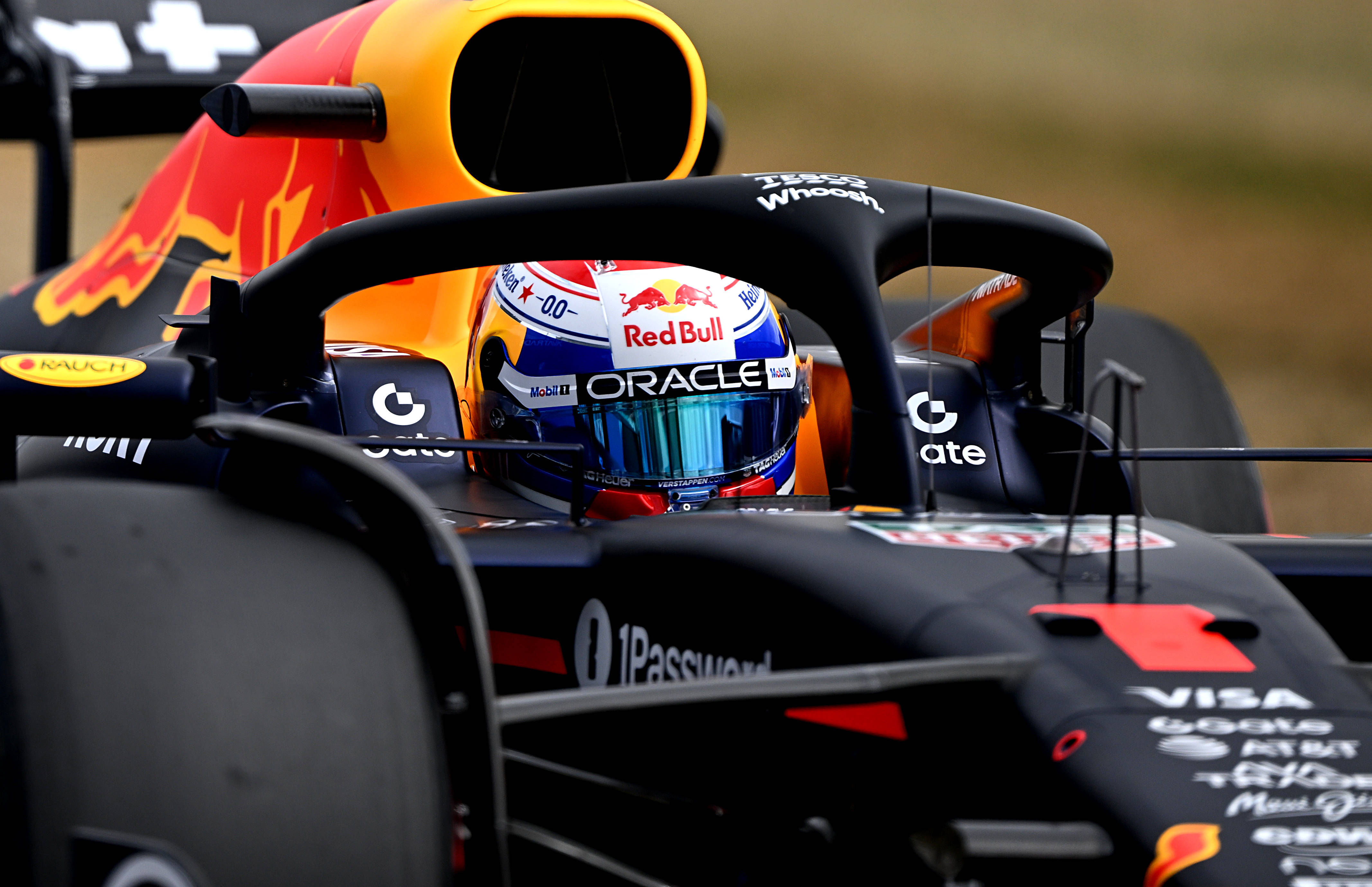 红牛车队力克法拉利，阿隆索关键制胜