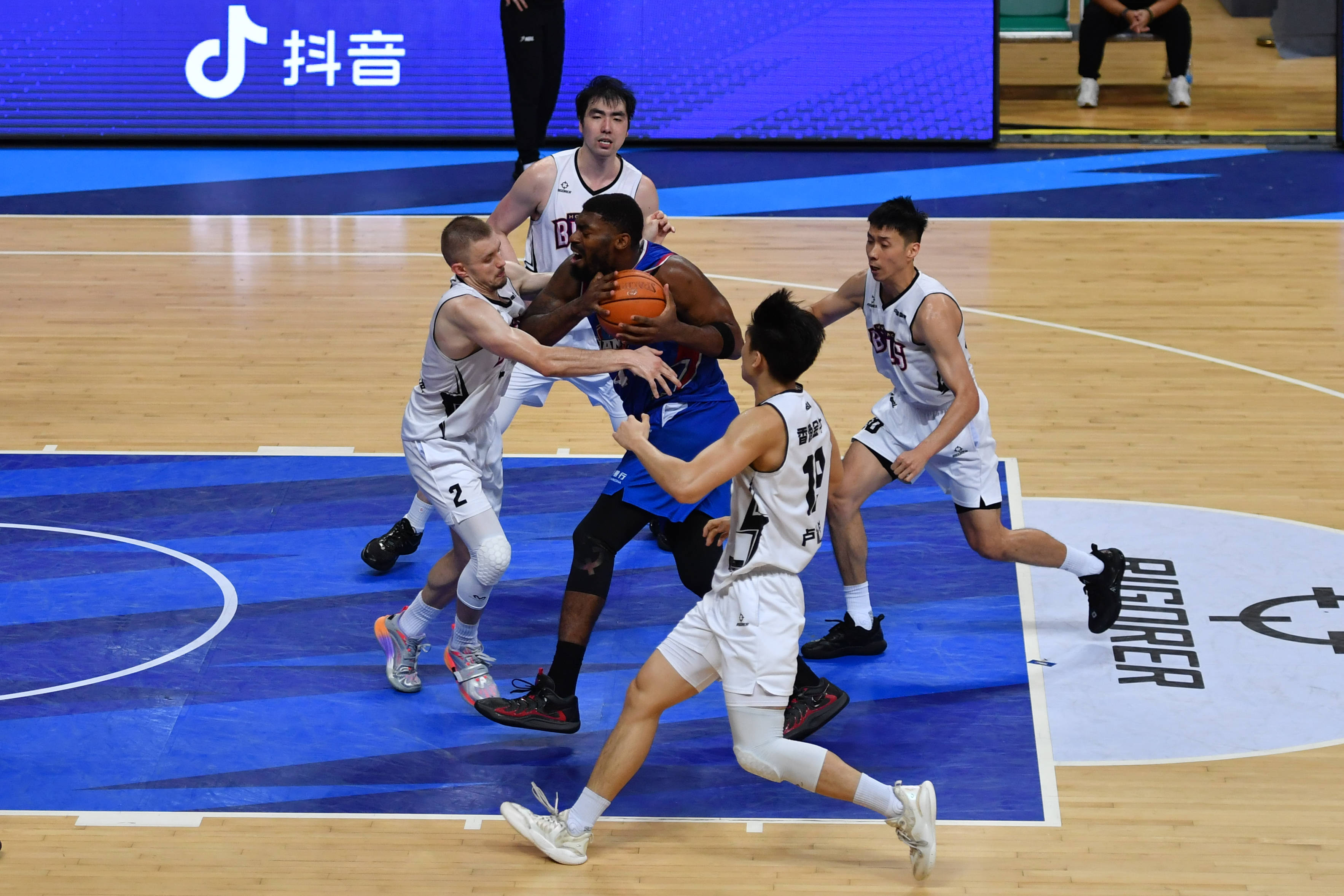 职业篮球比赛中的精彩进攻回放 职业篮球比赛中的精彩进攻回放