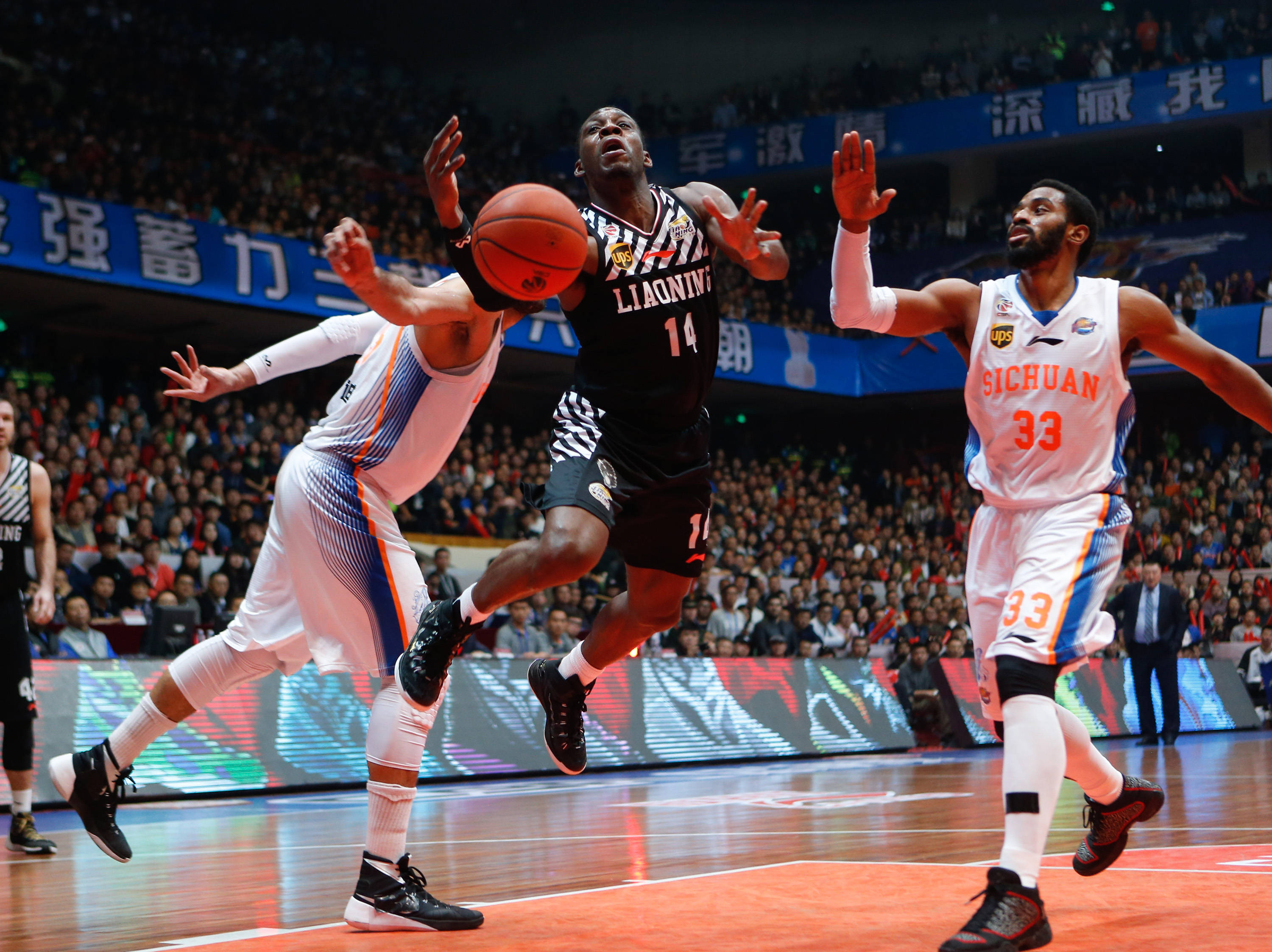 职业篮球比赛中的精彩进攻回放 职业篮球比赛中的精彩进攻回放