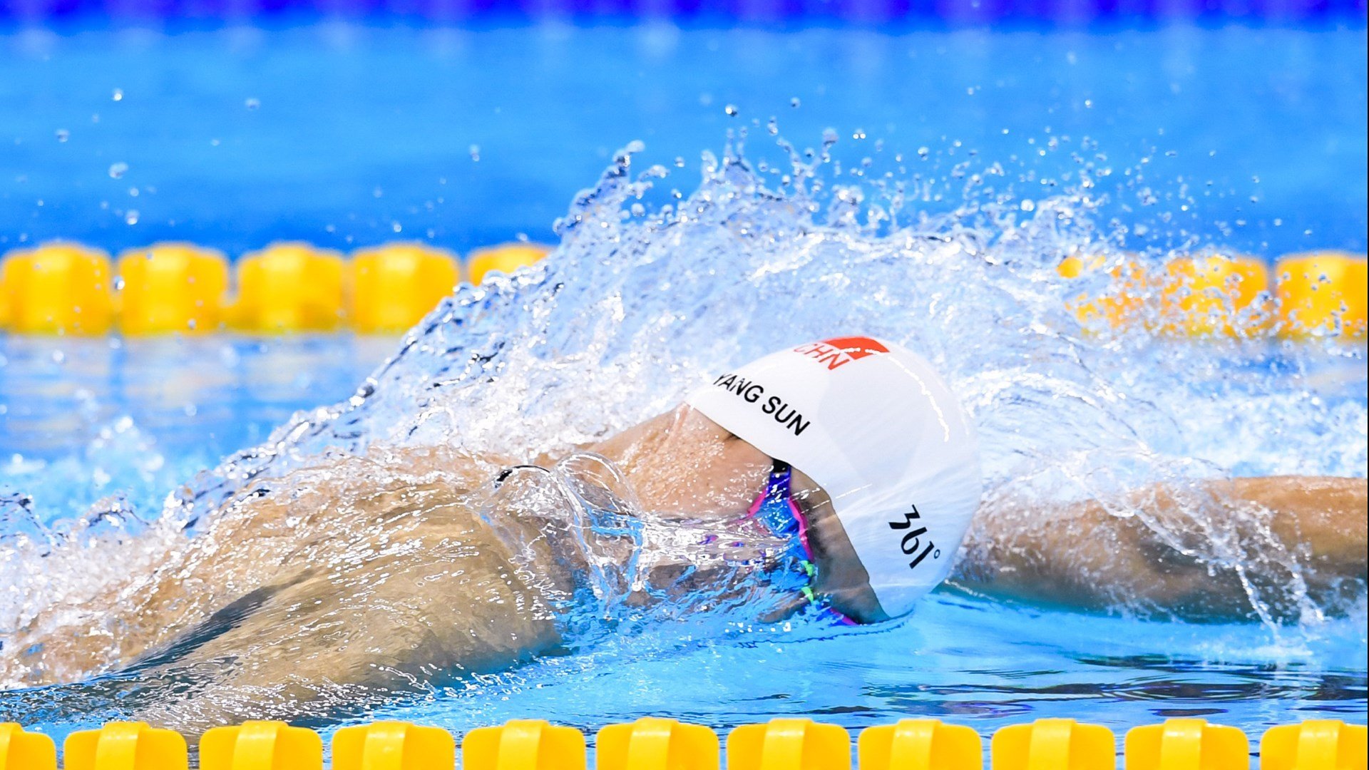 赛道变球场！利拉德巴林外卡登场，用一记绝杀超车冲垮尼克斯